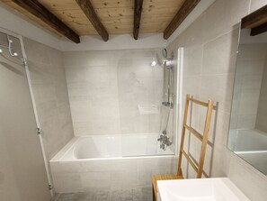 Shower, hair dryer, soap, toilet paper - Magnificent house Le Clos Marie appart. Sainte Marguerite for 13 people (Le Monêtier-les-Bains)