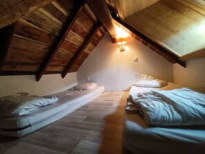 5 dormitorios, tabla de planchar con plancha, Internet