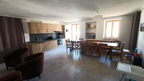 Un espacio habitable amplio con cocina, mesa y sillas.
