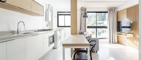 Kühlschrank, Mikrowelle, Ofen, Kochgeschirr/Geschirr/Besteck