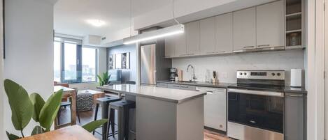 Kühlschrank, Mikrowelle, Ofen, Herdplatte