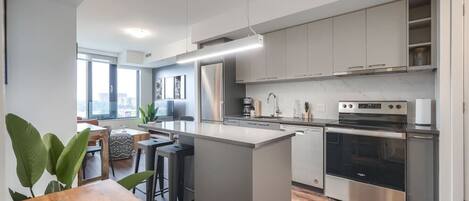 Réfrigérateur, micro-ondes, four, plaque de cuisson