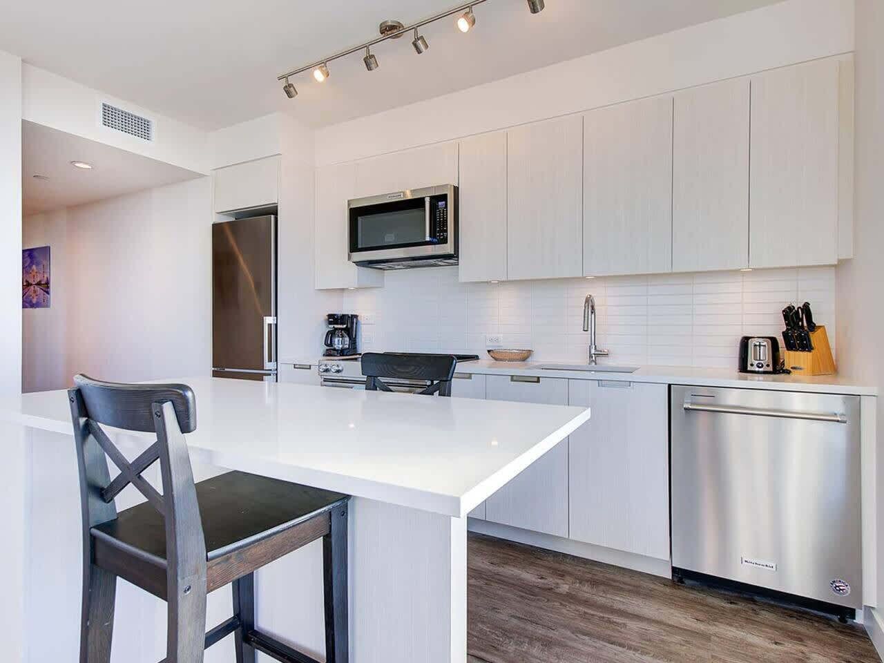 冷蔵庫、電子レンジ、オーブン、コンロ