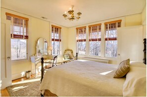 7 bedrooms, iron/ironing board, WiFi, bed sheets