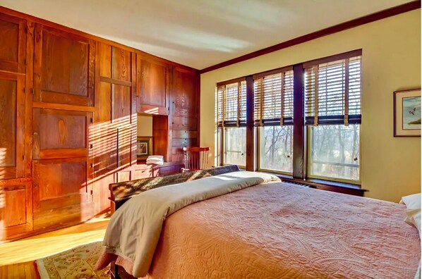 7 bedrooms, iron/ironing board, WiFi, bed sheets