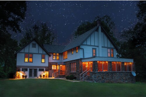 Foxtrot Lodge - Cozy Mountain Orchard Getaway