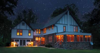 Foxtrot Lodge - Cozy Mountain Orchard Getaway