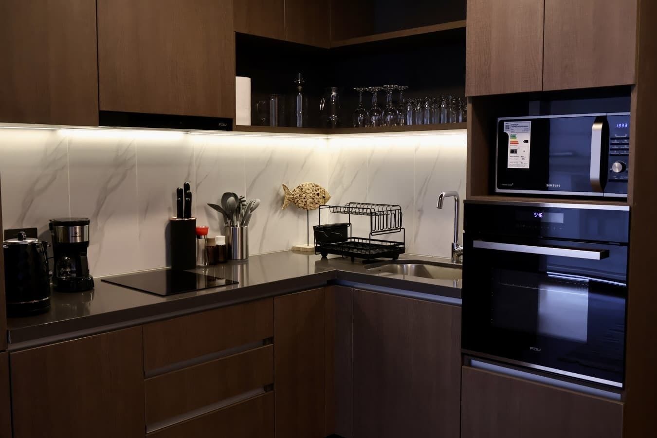 Geladeira, micro-ondas, fogão, cooktop