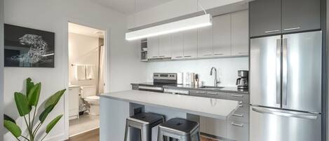 Kühlschrank, Mikrowelle, Ofen, Geschirrspüler