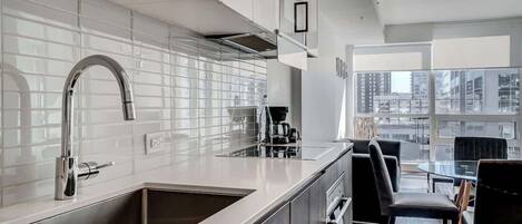 Frigorífico, microondas, horno y placa de cocina