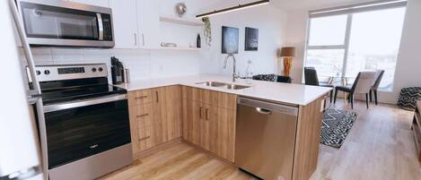 Kühlschrank, Mikrowelle, Ofen, Herdplatte