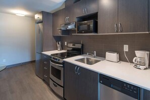 Réfrigérateur, four à micro-ondes, un four, surface de cuisson