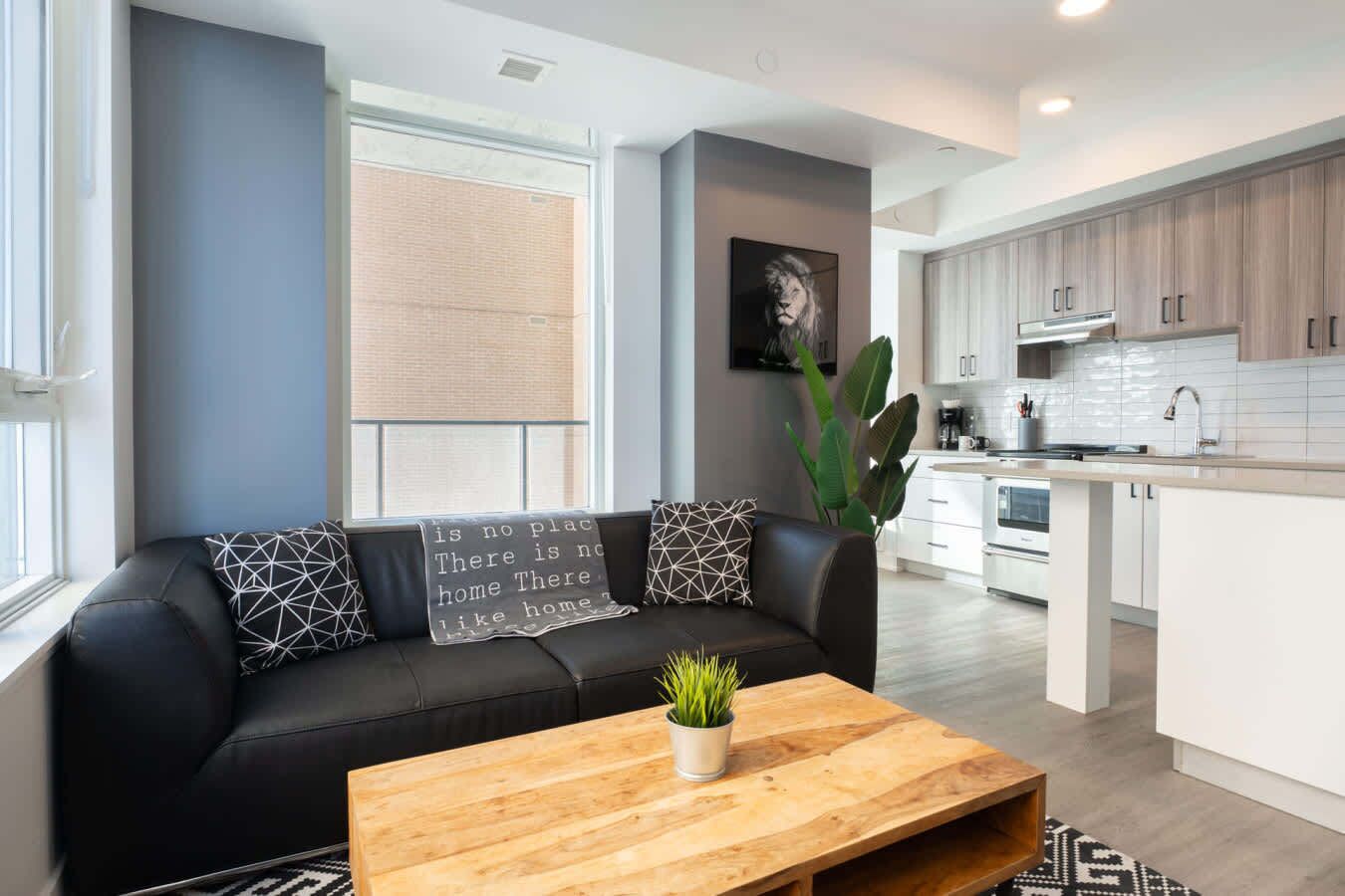 Televisión y oficina 