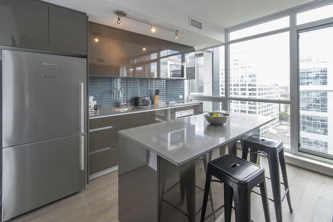 Réfrigérateur, four à micro-ondes, un four, lave-vaisselle