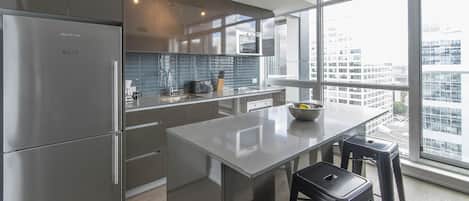 Réfrigérateur, four à micro-ondes, un four, lave-vaisselle