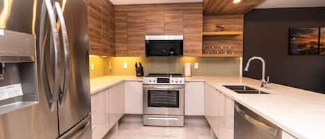 Kjøleskap, mikrobølgeovn, oppvaskmaskin og brødrister