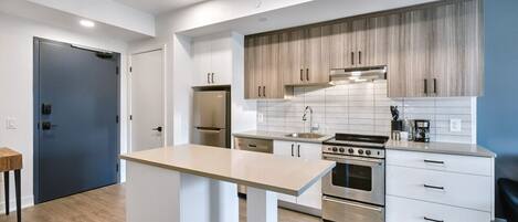 Refrigerador, microondas, horno, placa de cocina