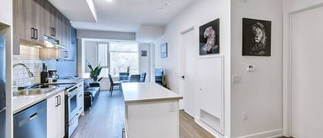 Geladeira, micro-ondas, fogão, cooktop