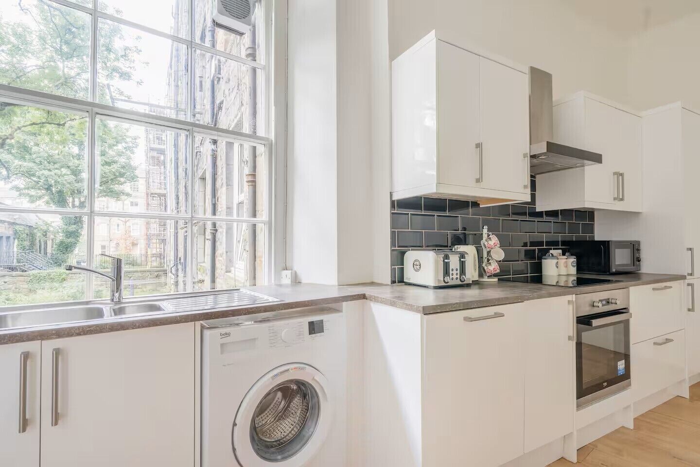 Een koelkast, een magnetron, een oven, een kookplaat