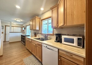 Mikrowelle, Ofen, Herdplatte, Geschirrspüler