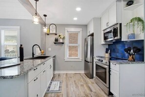 Kylskåp, mikrovågsugn, ugn och spishäll