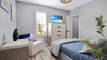 2 quartos, escrivaninha, ferros/tábuas de passar roupa, berço de viagem