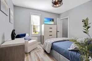 2 habitaciones, escritorio y tabla de planchar con plancha 