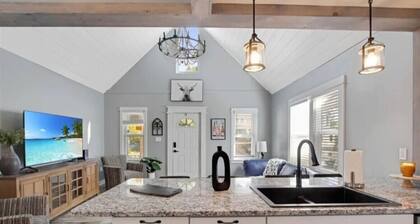 *Perfect Vacation* Cozy Lancaster Village Bungalow