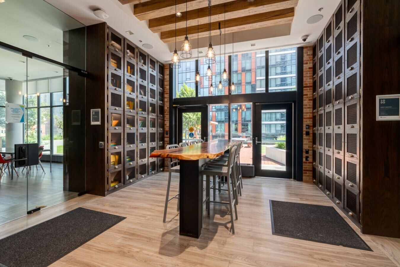 المنشأة من الداخل