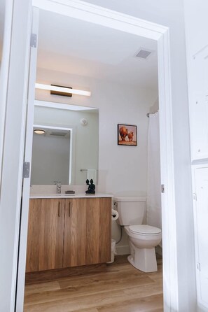 Regadera, secadora de cabello, toallas 