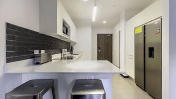 Refrigerador, microondas, horno, placa de cocina