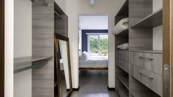 Tabla de planchar con plancha y acceso a internet