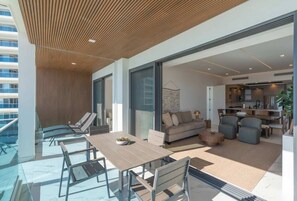 Outdoor dining - Encantame Soleil 1BR Sleeps 4 lock off unit (Playa Encanto)