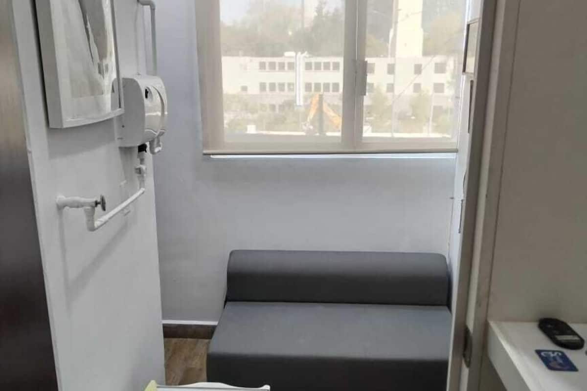 Habitación individual, vista a la ciudad | Caja de seguridad en la habitación y tabla de planchar con plancha