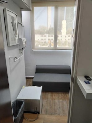 Eenpersoonskamer, uitzicht op stad | Een kluis op de kamer, een strijkplank/strijkijzer, gratis wifi