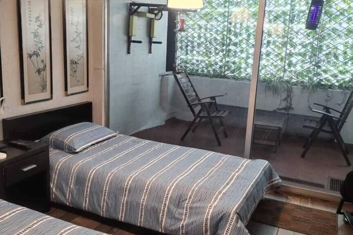 Habitación con 1 cama matrimonial o 2 individuales, vista a la ciudad | Caja de seguridad en la habitación y tabla de planchar con plancha