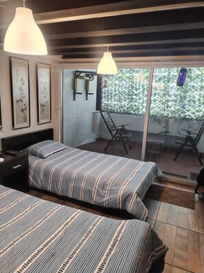 Kamer, 1 twee- of 2 eenpersoonsbedden, uitzicht op stad | Een kluis op de kamer, een strijkplank/strijkijzer, gratis wifi