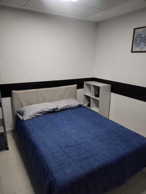 Caja de seguridad en la habitación y tabla de planchar con plancha 