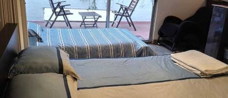 Caja de seguridad en la habitación y tabla de planchar con plancha