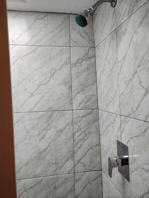 Chambre économique | Salle de bain | Douche, douche cascade, serviettes fournies, savon