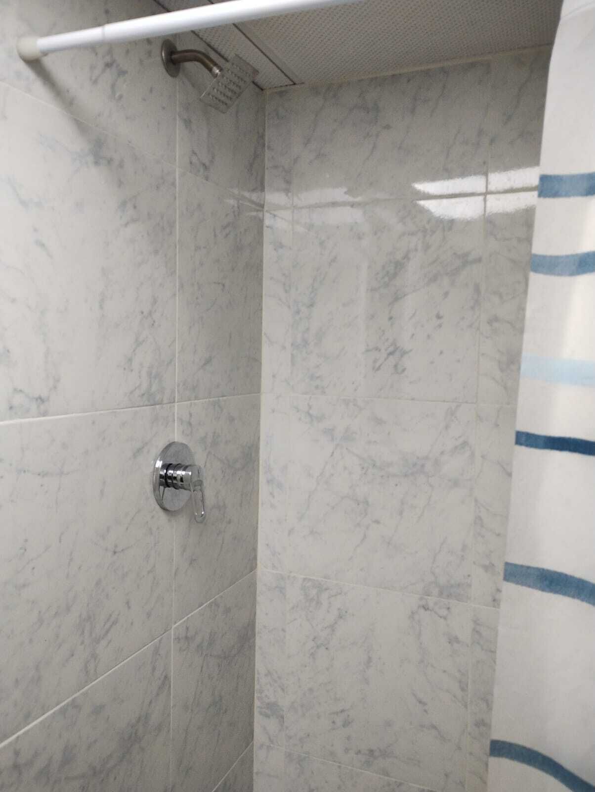 Chambre Affaires | Salle de bain | Douche, douche à « effet pluie », serviettes fournies, savon