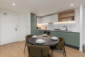 Una cocina moderna con comedor.