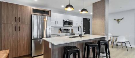 Kühlschrank, Mikrowelle, Ofen, Herdplatte