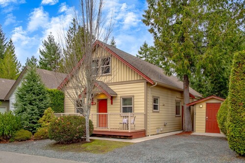 Beach Daze! Peaceful Retreat Near Rathtrevor Beaches
