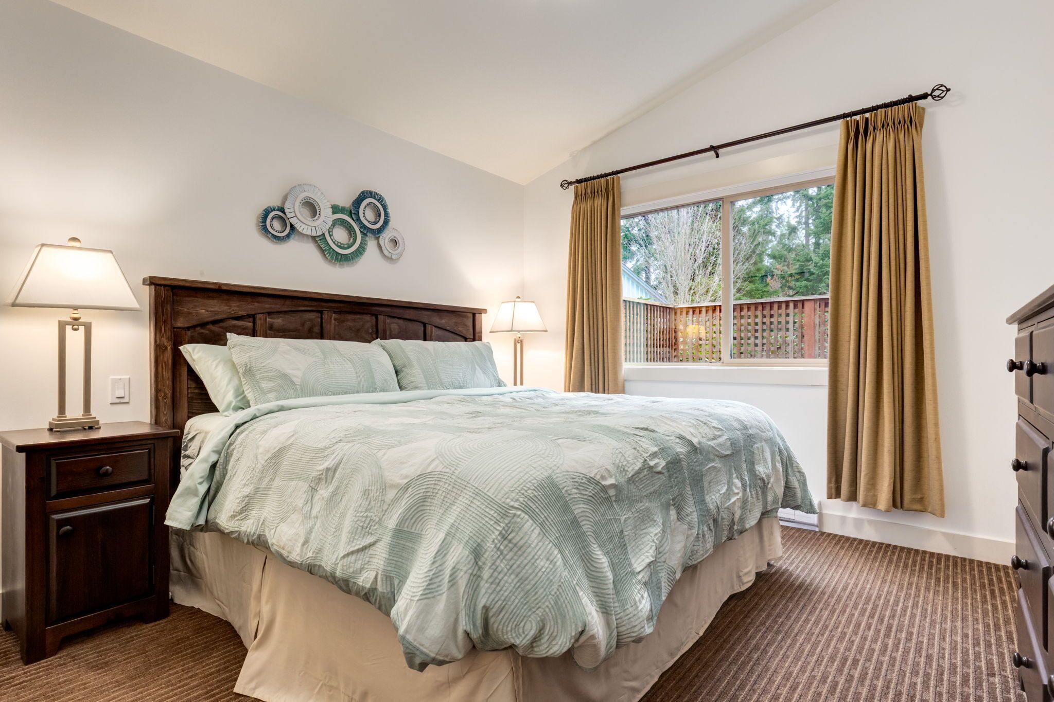 3 chambres, fer et planche à repasser, lit de bébé portatif