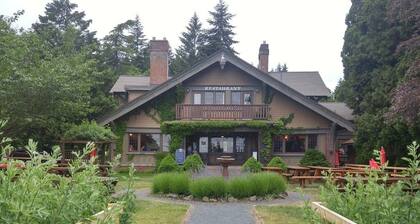 Beach Daze! Peaceful Retreat Near Rathtrevor Beaches