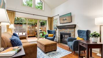 TV connectée, cheminée, livres