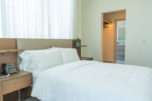 1 dormitorio, tabla de planchar con plancha, Internet