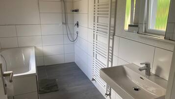 Dusche, Haartrockner, Handtücher