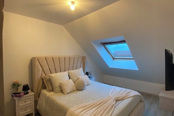 1 dormitorio, tabla de planchar con plancha, wifi y ropa de cama